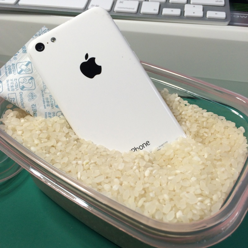 トイレに水没のiPhone5c 修理ブログ 沖縄 iPhone修理 スマホ119