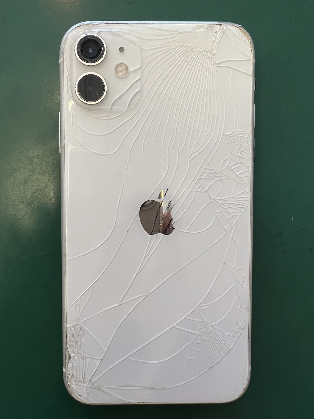 iPhone11 背面交換（バックパネル交換） - 宜野湾店 - 沖縄 iPhone修理 スマホ１１９