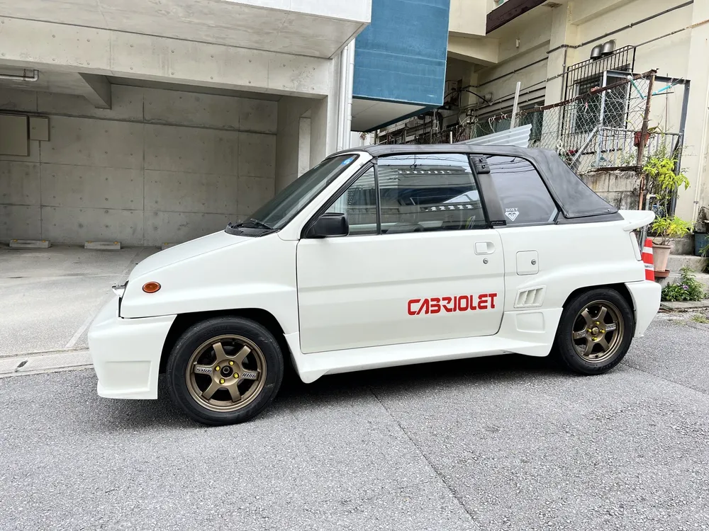 ２０２３年、白いころのホンダ シティ カブリオレ。赤いCABRIOLETの文字とブロンズのホイール