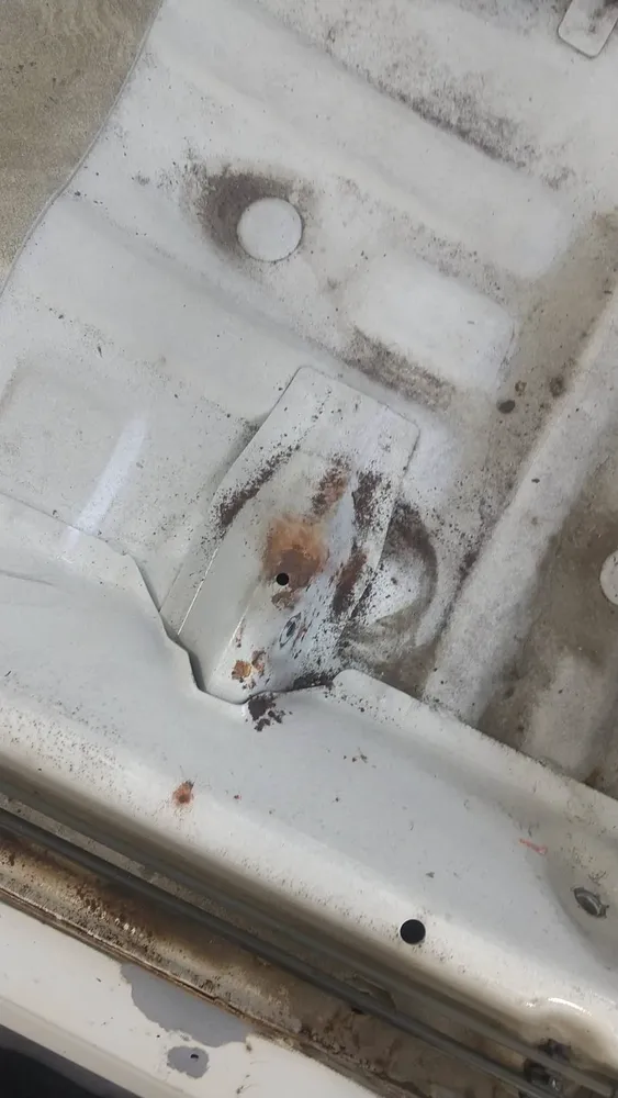 シティ カブリオレの床の錆。小さな穴のまわりから広がっている