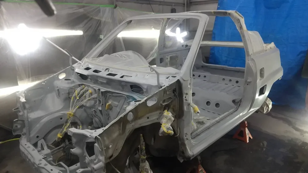 車体全体にグレーのサフェーサーを塗り終えたシティ カブリオレ