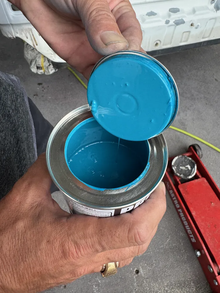 マイアミブルーの塗料が入った缶のふたを開けた様子