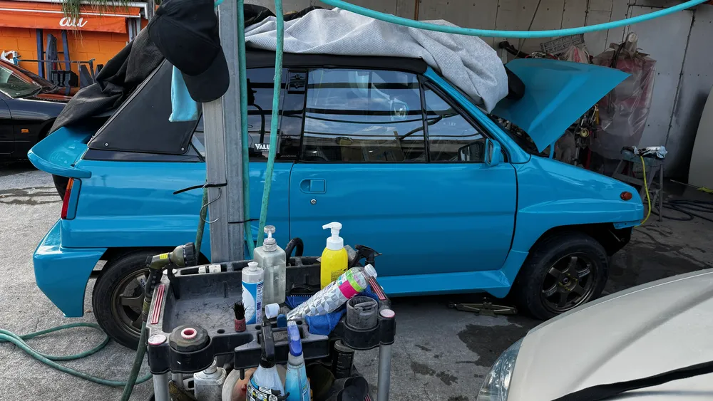 部品が組み付けられたマイアミブルーのシティ カブリオレの横姿