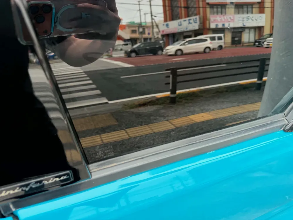 ドアの横に付いたピニンファリーナのエンブレム