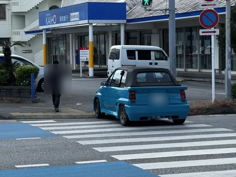 積載車まで交差点を渡って移動するシティ カブリオレ