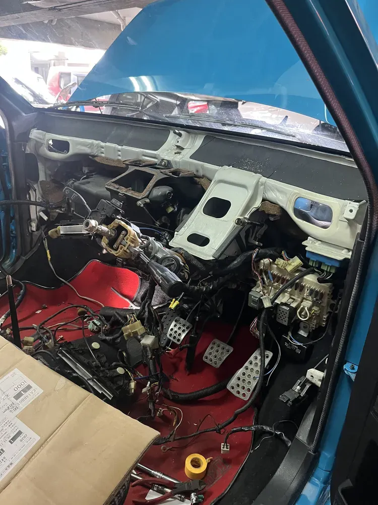 ダッシュボードを外したシティ カブリオレの運転席まわり