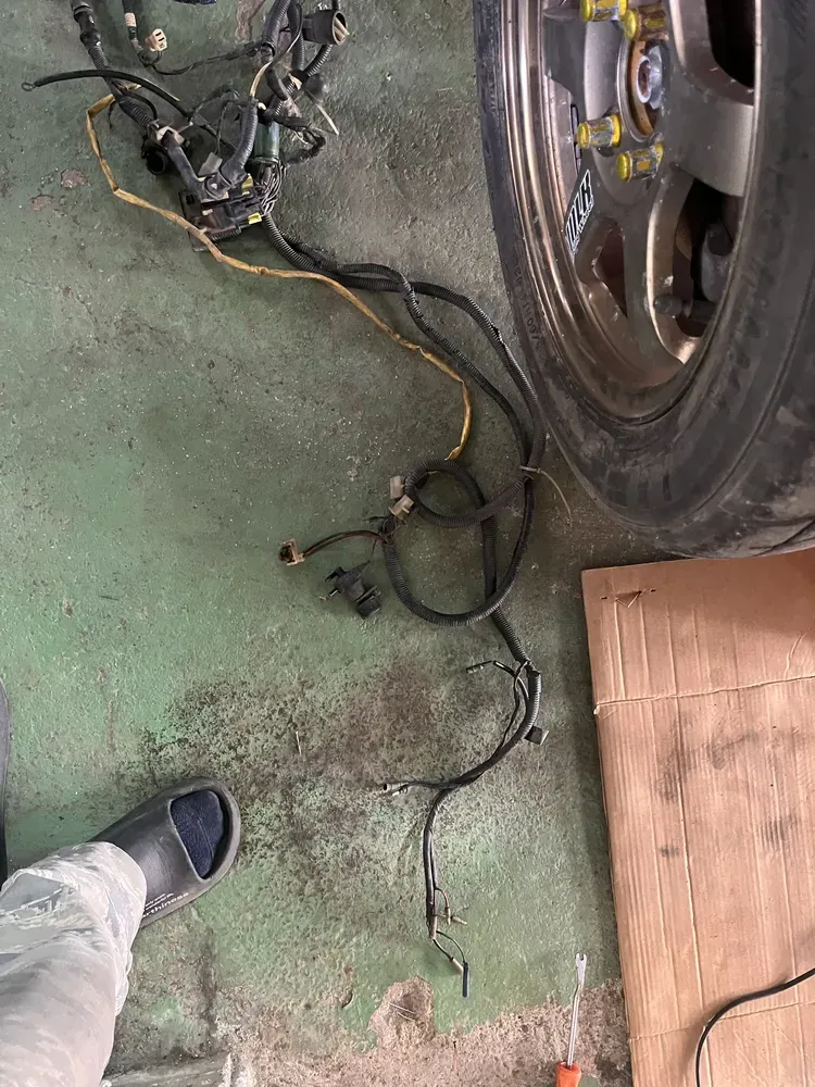 車から抜いて床に広げたエンジンの配線