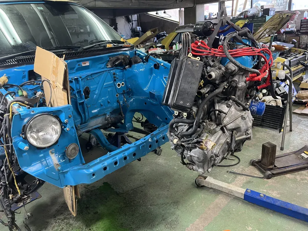車の外に降ろしたもとのエンジンとミッション