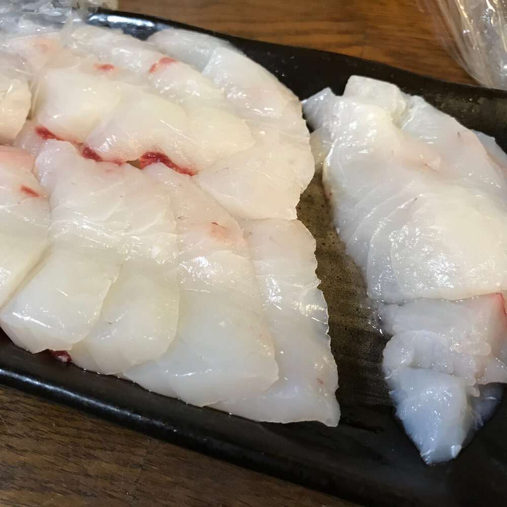 黒いトレーに並べた白い切り身