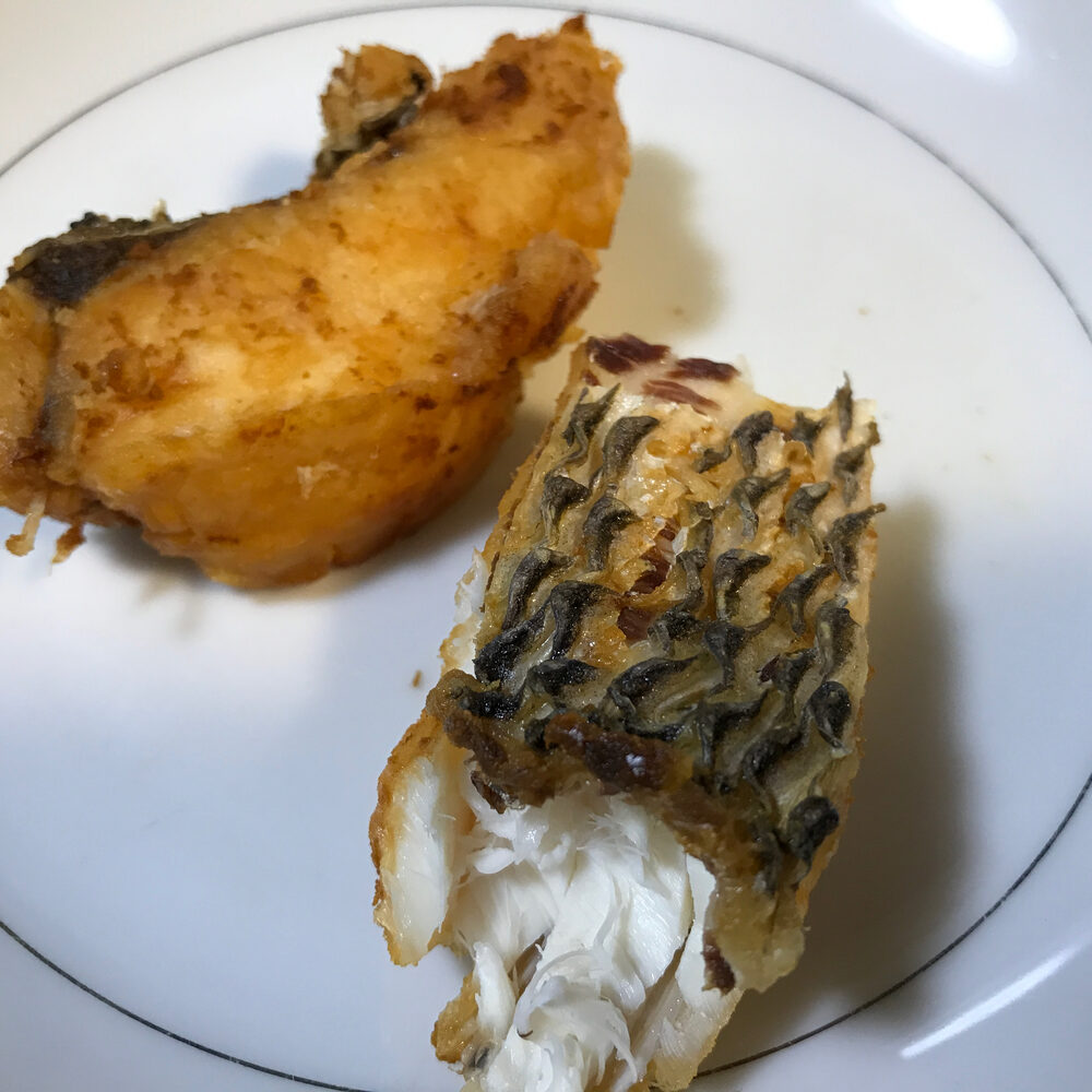 白い丸皿に載った揚げ物2切れ