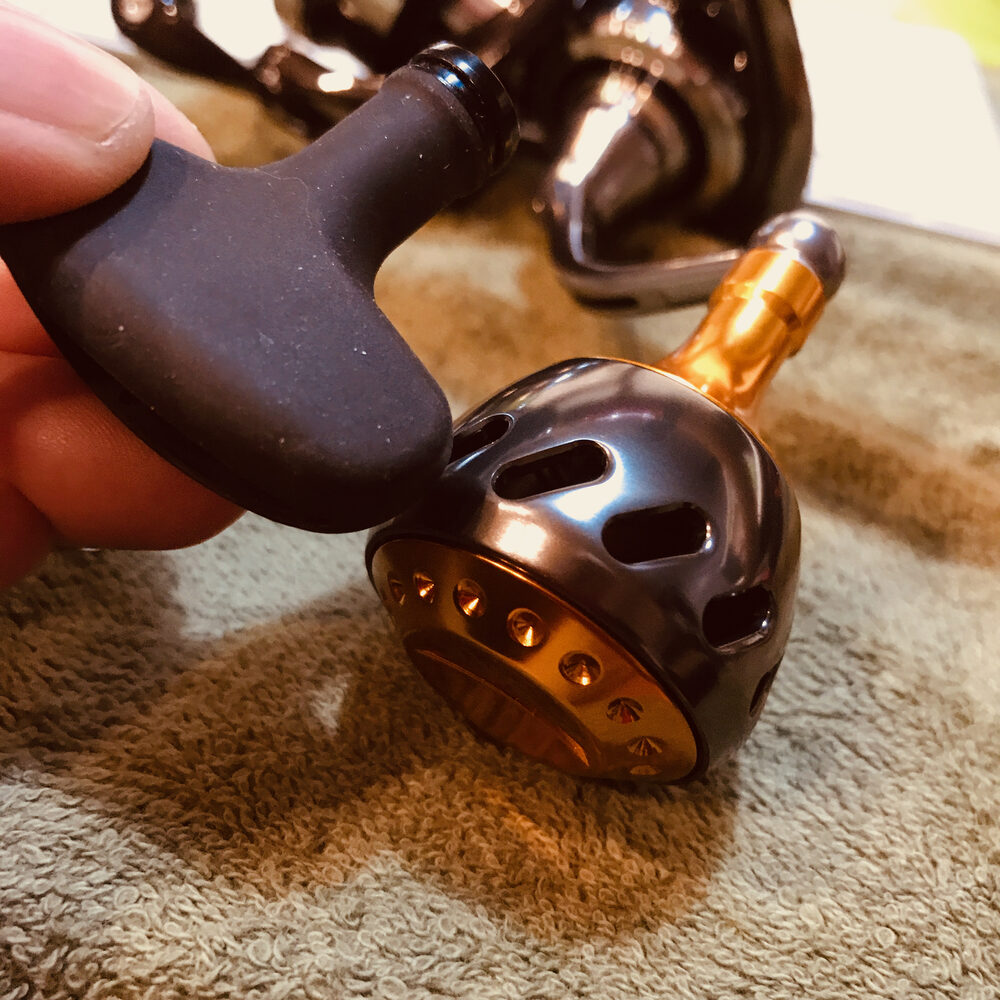 タオルの上に置いたリールのハンドル部分の接写