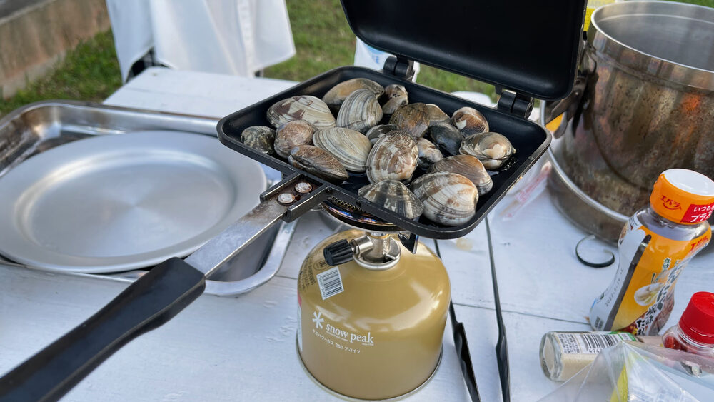 ホットサンドメーカーに並んだ貝