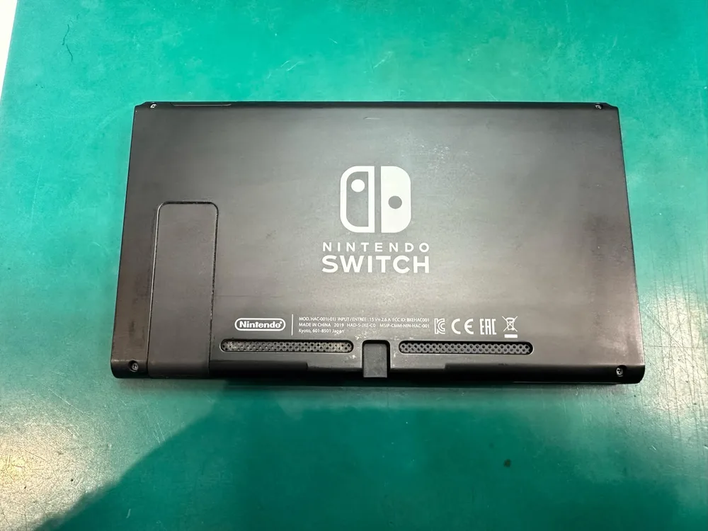 Nintendo Switchの背面。分解前の外観