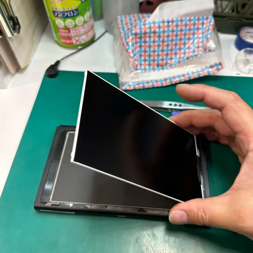 Nintendo Switchの液晶パネルを持ち上げて取り外す作業