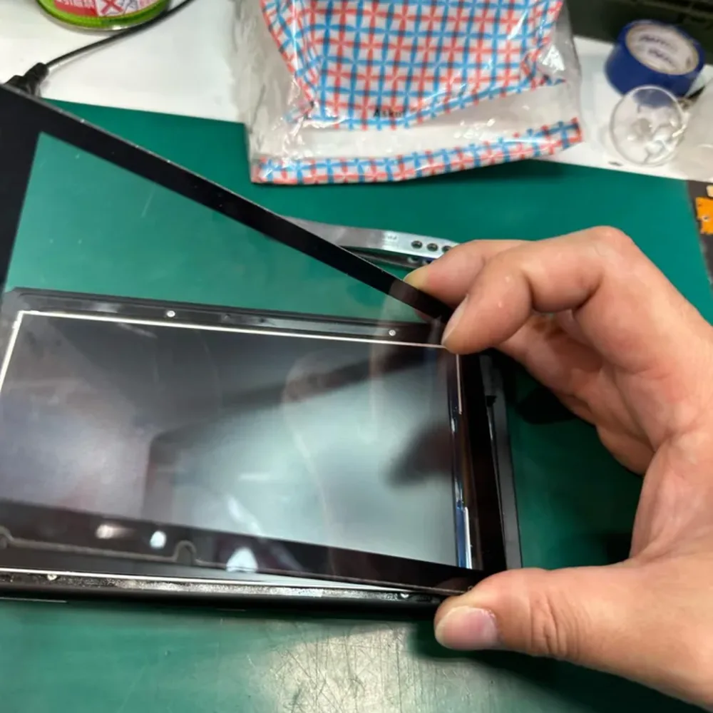 Nintendo Switchから外した液晶パネルと本体