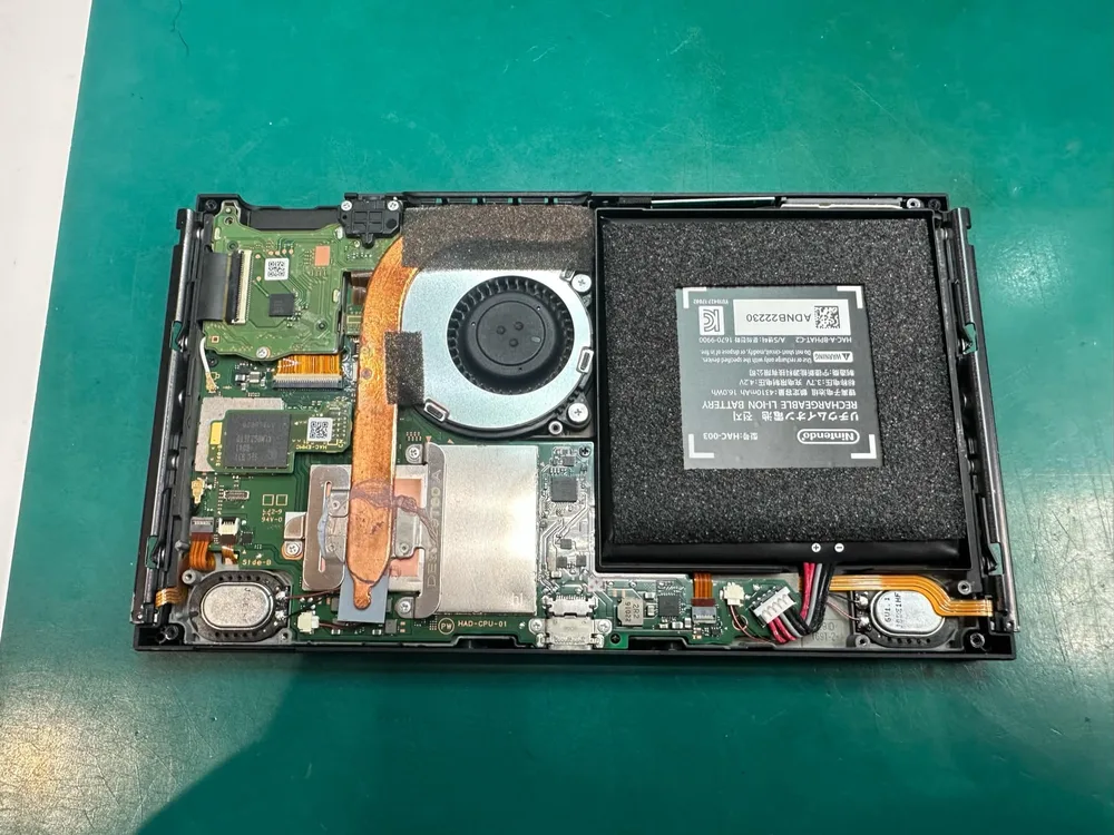 分解したNintendo Switch内部の基板とバッテリー