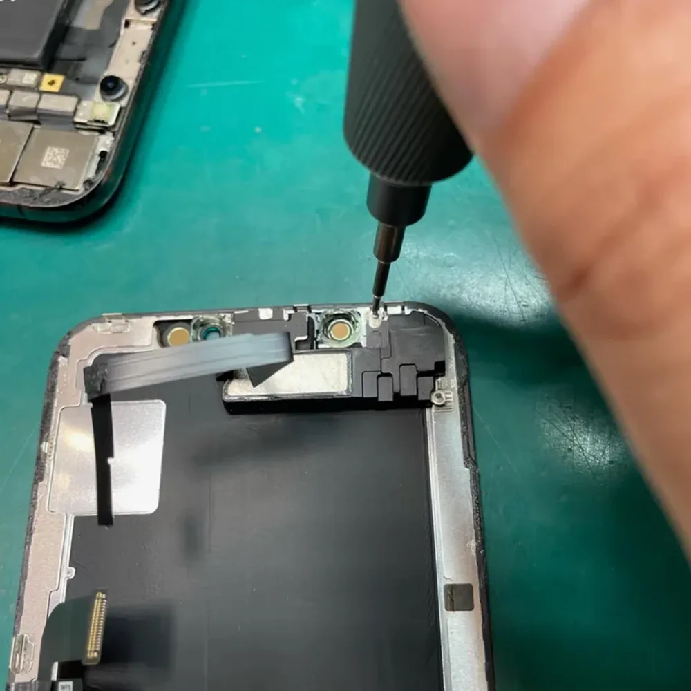 iPhoneXの画面交換でネジを外して開く作業
