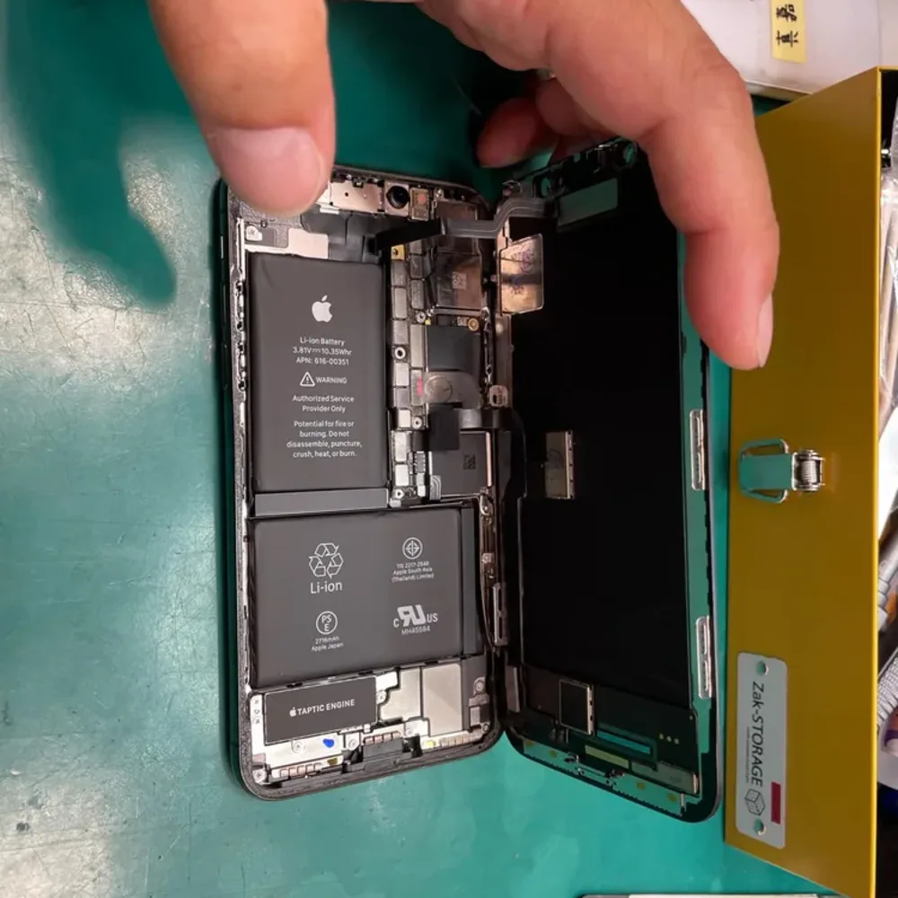 iPhoneXを分解してバッテリーと古い画面を外した状態