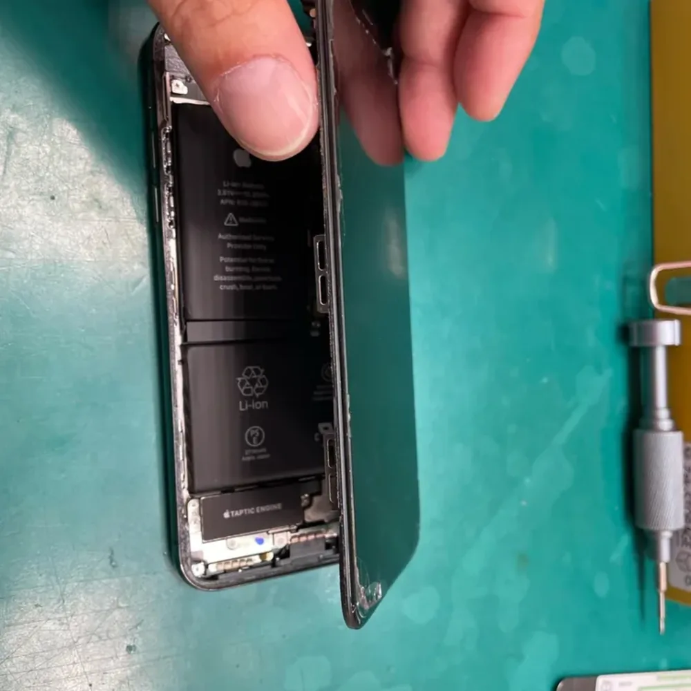 iPhoneXの古い画面を取り外す作業
