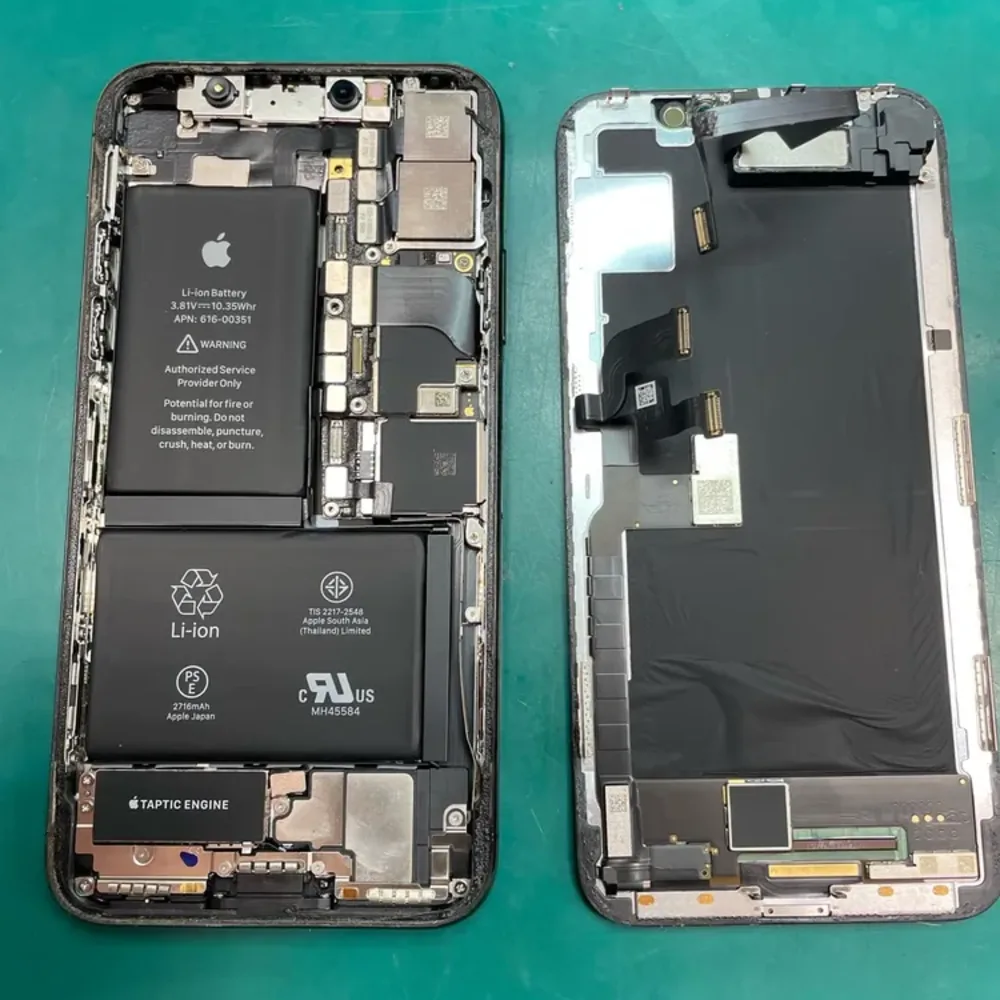 iPhoneX内部のバッテリーと取り外した古い画面