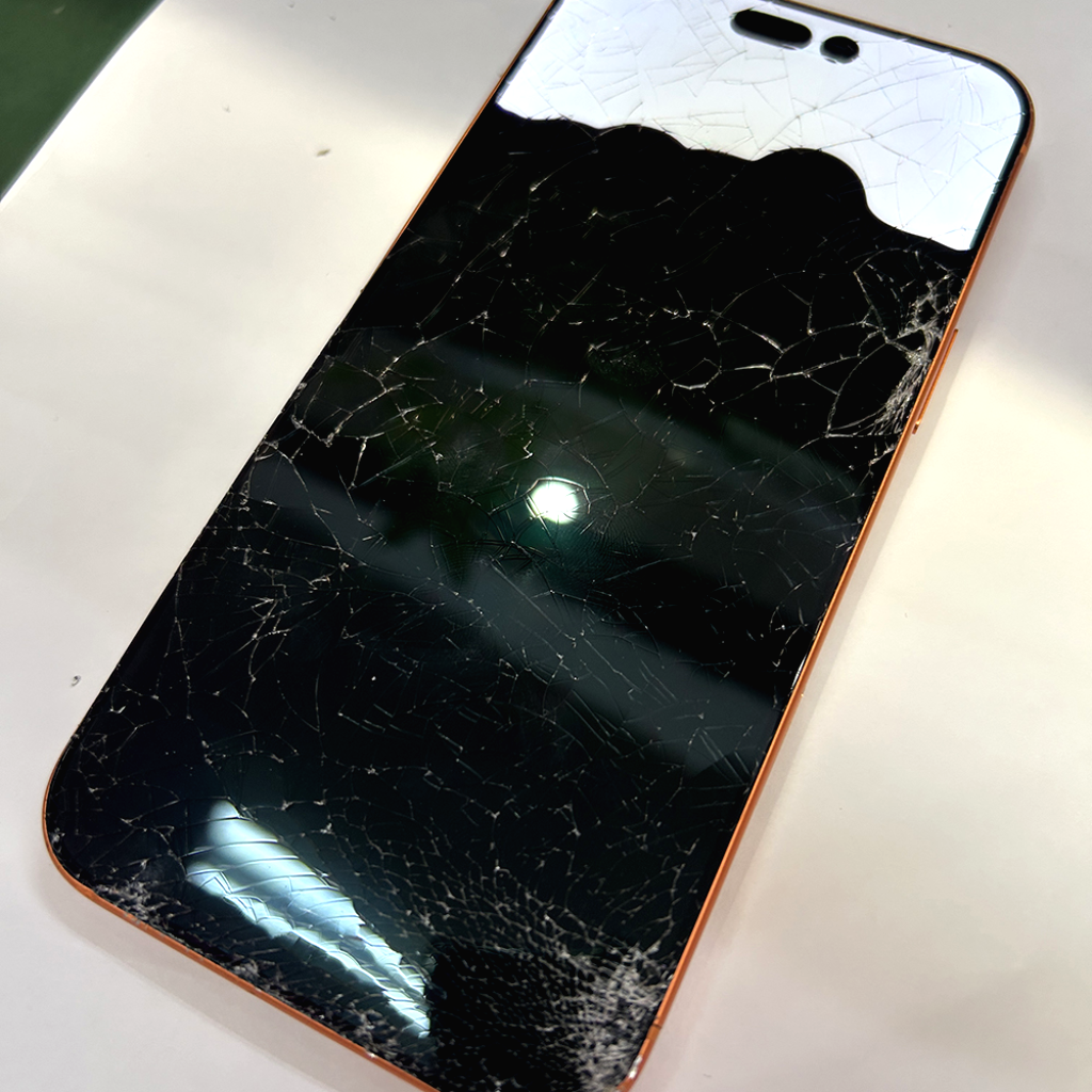 iPhone17 画面割れ全体に傷あり iPhone17 Pro Maxの画面割れ、当日対応の画面交換 - 泡瀬店 - 沖縄