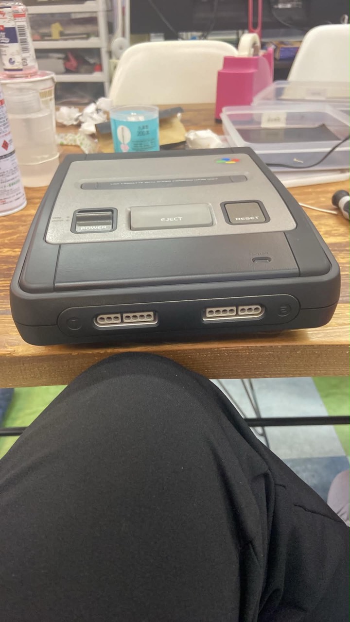 黒シェルに着せ替えたカスタムスーパーファミコンの正面