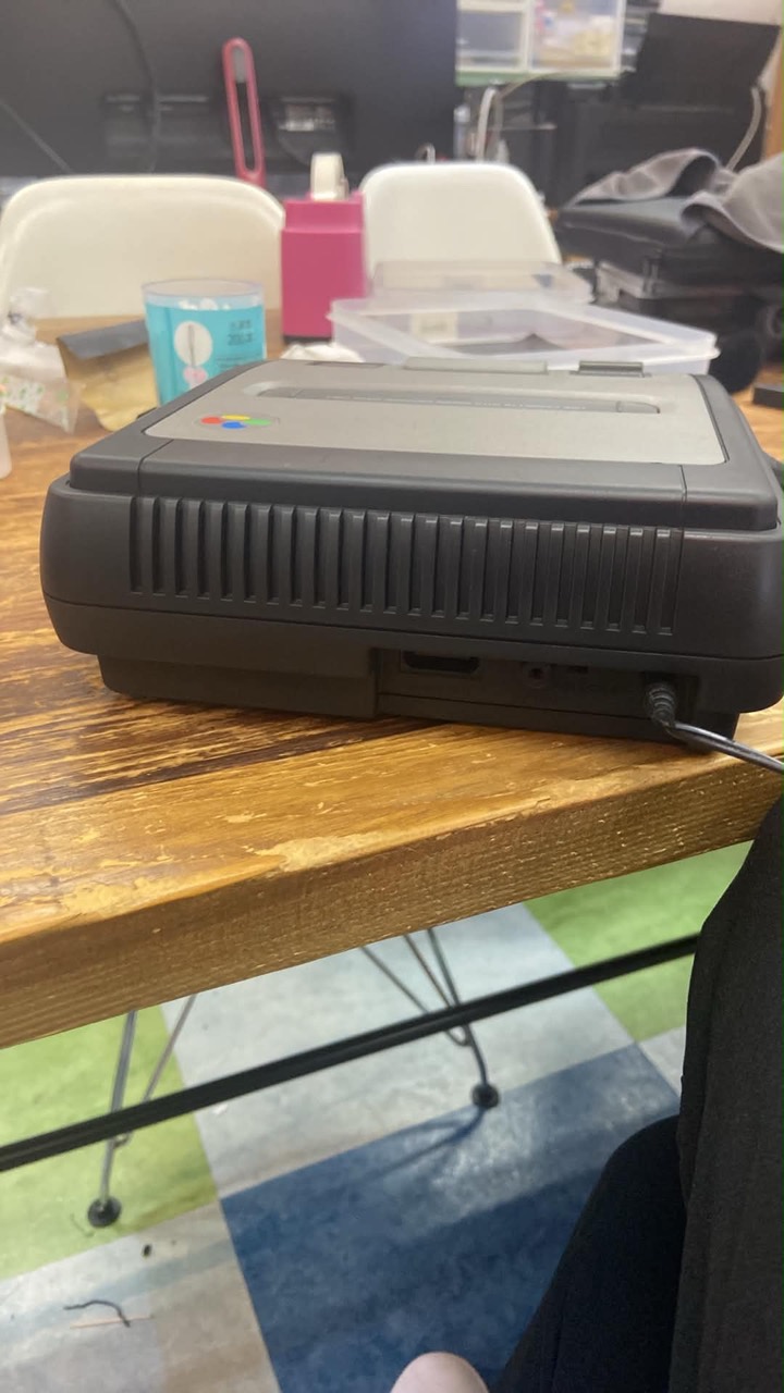 黒いカスタムスーパーファミコンを横から見たツヤ消しの質感