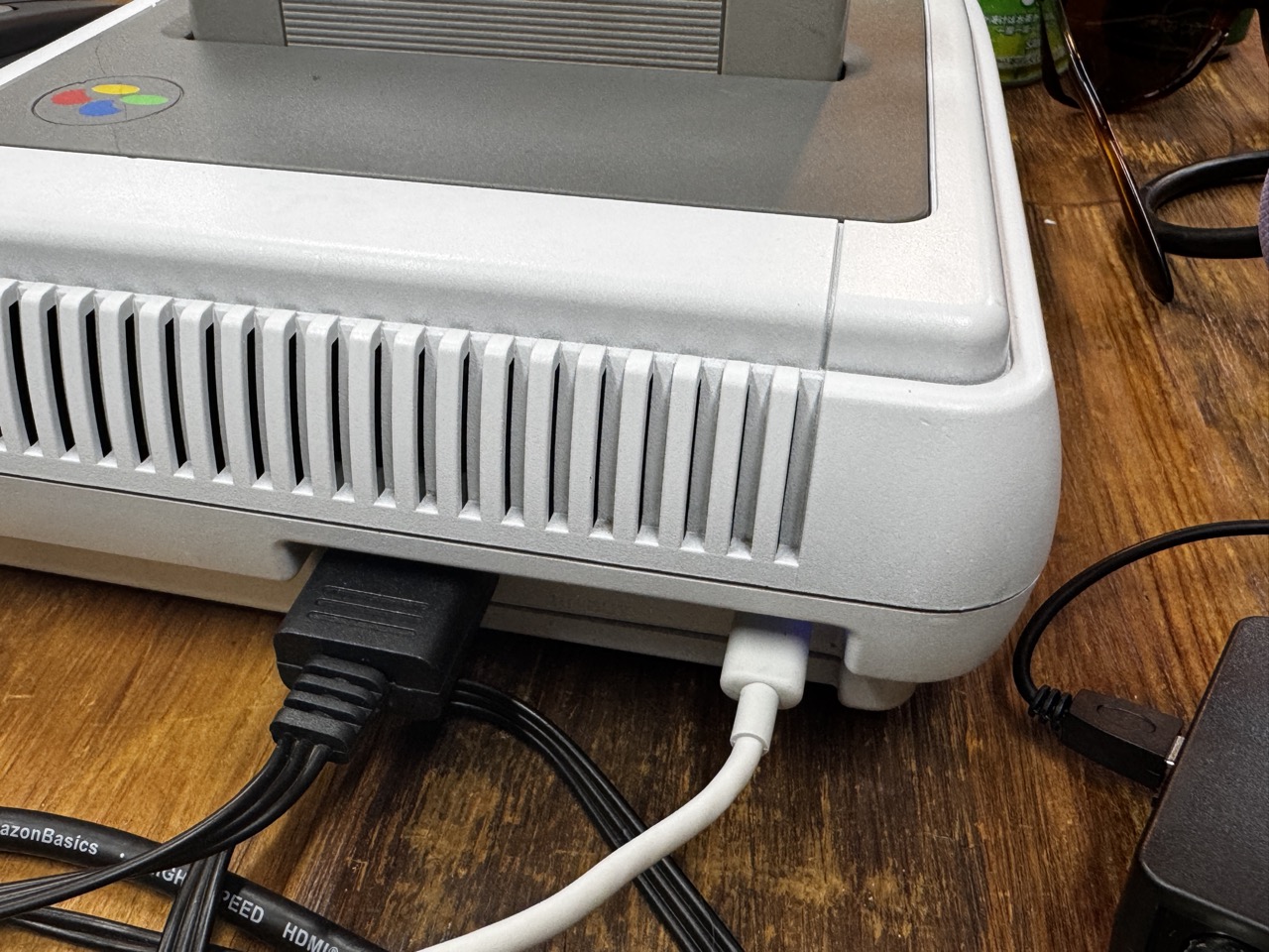 改造したスーパーファミコン背面のUSB-C給電ポートと映像出力