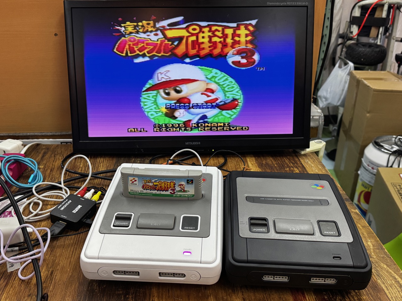 スーパーファミコンの映像を薄型モニターに映し実況パワフルプロ野球3のタイトル画面を表示
