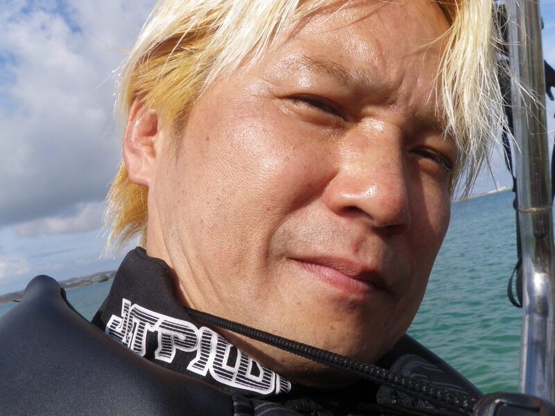 ボートの上で撮った富村浩樹の自撮り写真