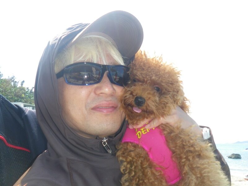 サングラス姿で愛犬のトイプードル・モカを抱く富村浩樹