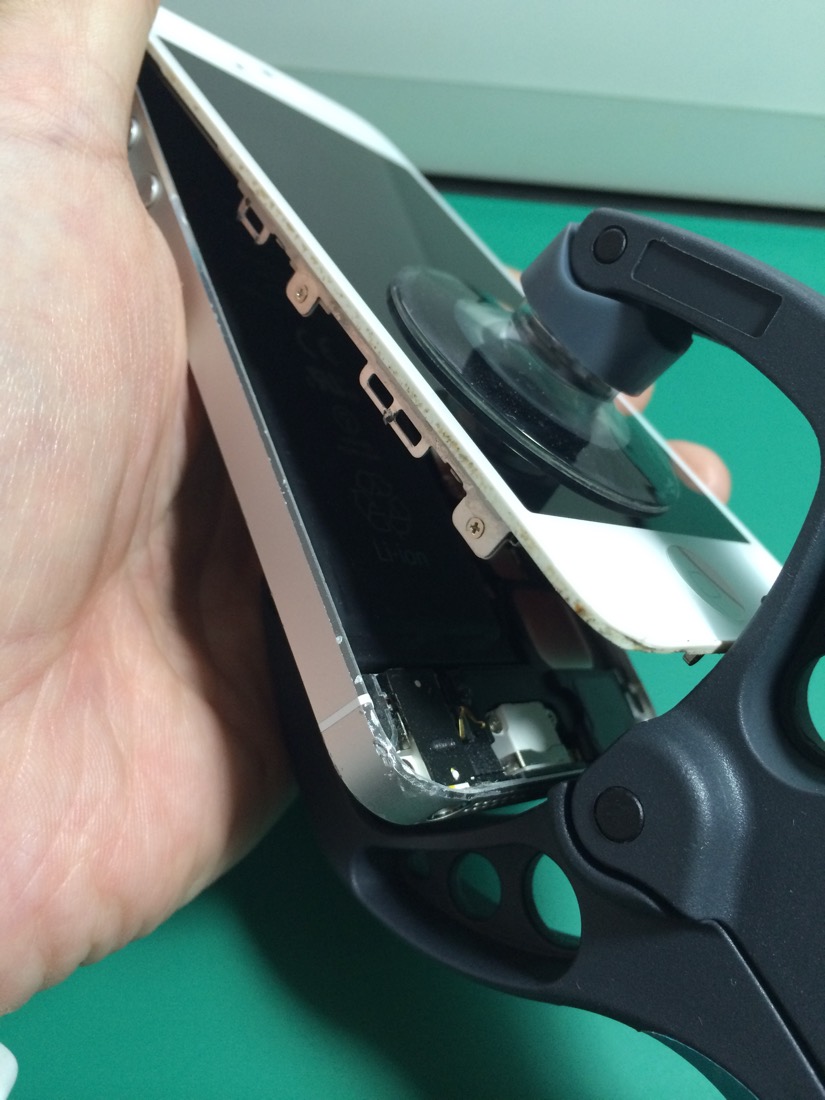 吸盤工具でiPhoneの画面を開ける作業