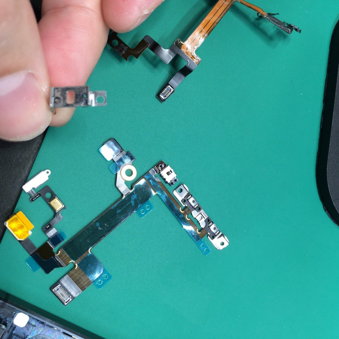 米粒サイズのiPhone部品ケーブル