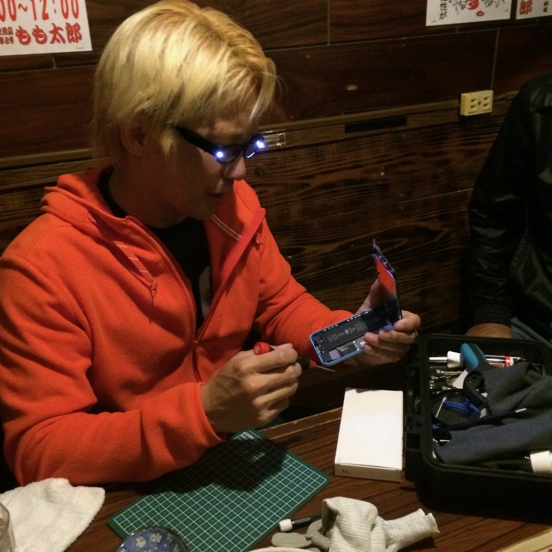 LEDライト付きメガネで出先での修理作業